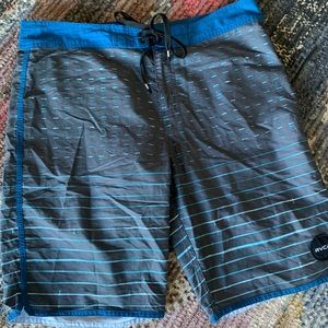 RVCA MEN’S SWIM TRUNKS - SIZE 34